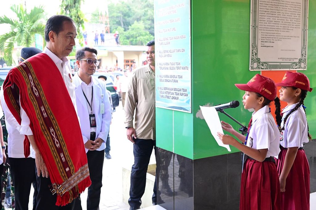 Suasana di RSUD Waikabubak, Kabupaten Sumba Barat, Provinsi Nusa Tenggara Timur, Rabu (2/10/2024), terasa hangat dengan sambutan istimewa dari dua siswi kelas 5 SD Katolik Marsudirini, Clarion dan Belva, yang membacakan puisi bagi Presiden Joko Widodo.