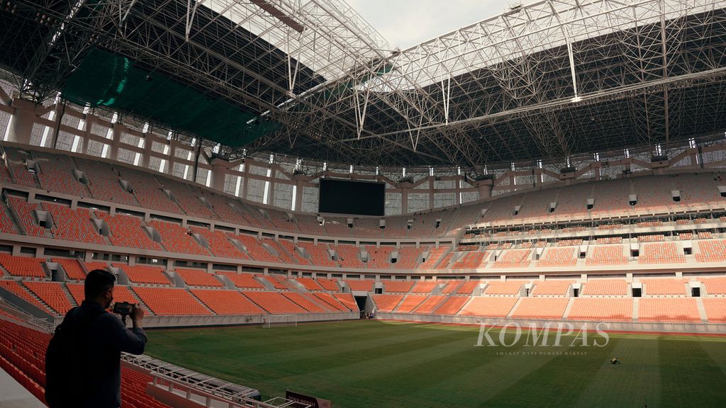 Pengunjung mengabadikan penyelesaian tahap akhir pembangunan Jakarta International Stadium (JIS) di Kelurahan Papanggo, Tanjung Priok, Jakarta Utara, Selasa (29/3/2022).