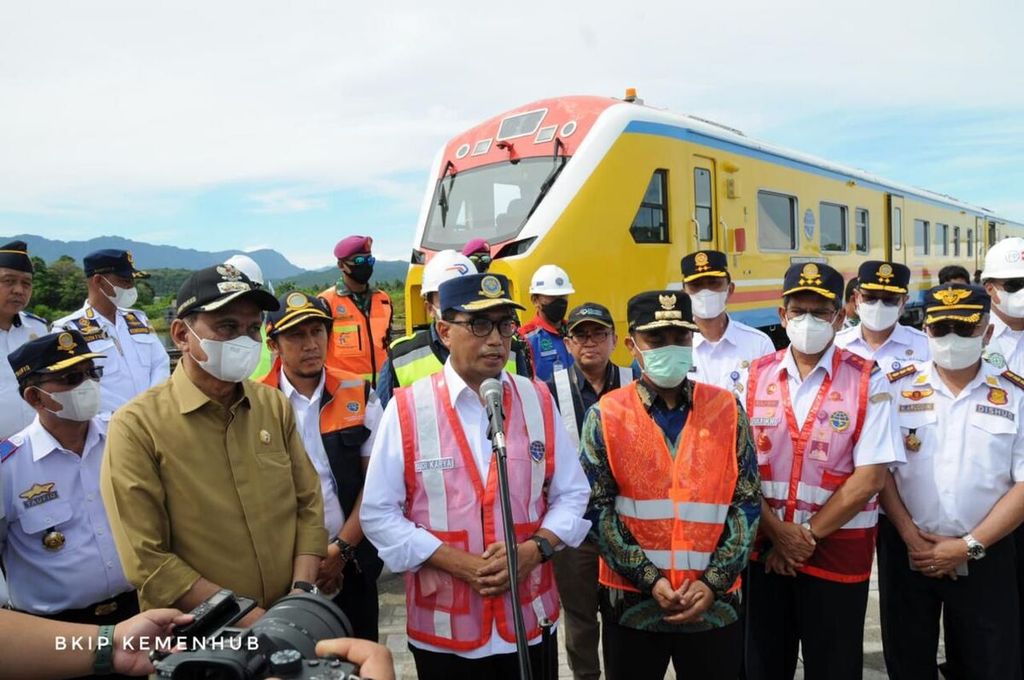 Menteri Perhubungan Budi Karya Sumadi meninjau proyek KA Trans-Sulawesi di Barru, Sulawesi Selatan, Sabtu (28/5/2022).