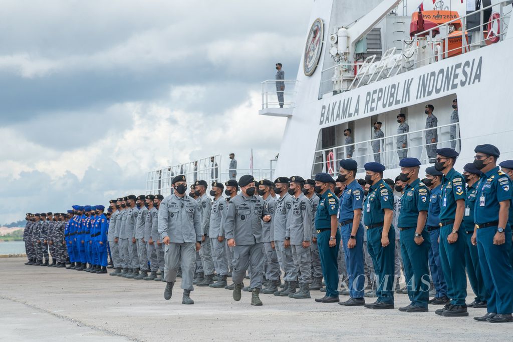 Kepala Badan Keamanan Laut Laksamana Madya TNI Aan Kurnia meninjau pasukan saat pembukaan Patroli Bersama Keamanan dan Keselamatan Laut Nasional di Batam, Kepulauan Riau, Selasa (23/8/2022).