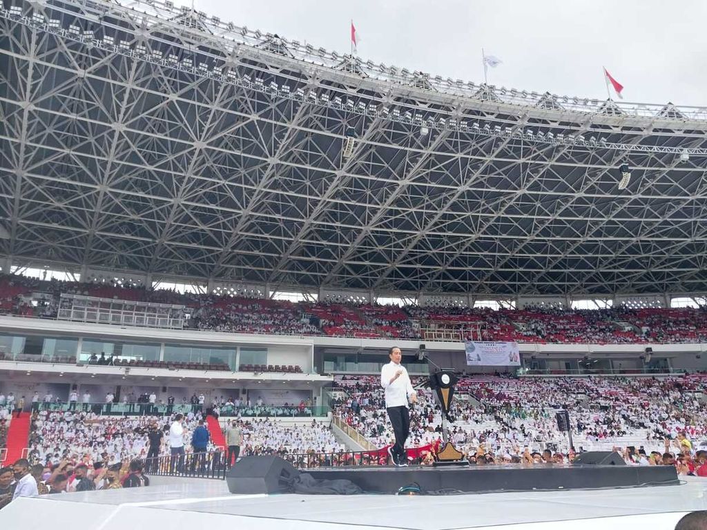 Presiden Joko Widodo saat memberikan pidato pada acara Nusantara Bersatu, Satu Komando untuk Indonesia, yang digelar Gerakan Nusantara Bersatu, dari simpul-simpul relawan Jokowi, di Stadion Utama Gelora Bung Karno, Jakarta, Sabtu (26/11/2022).