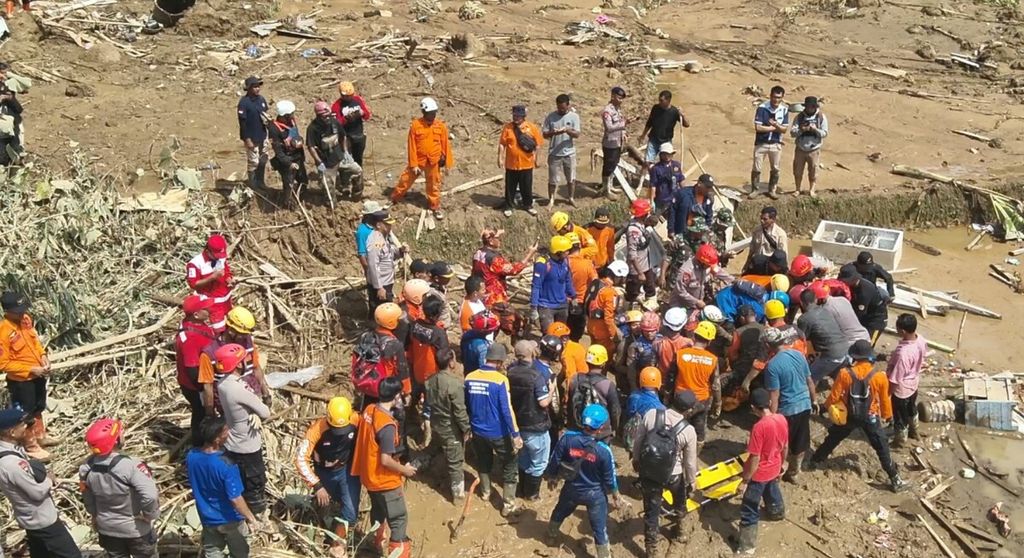 Proses evakuasi seorang warga yang tertimbun tanah longsor di Kampung Cipondok, Desa Pasanggrahan, Kecamatan Kasomalang, Kabupaten Subang, Jawa Barat, Senin (8/1/2024). Total dua korban tewas dalam peristiwa ini.
