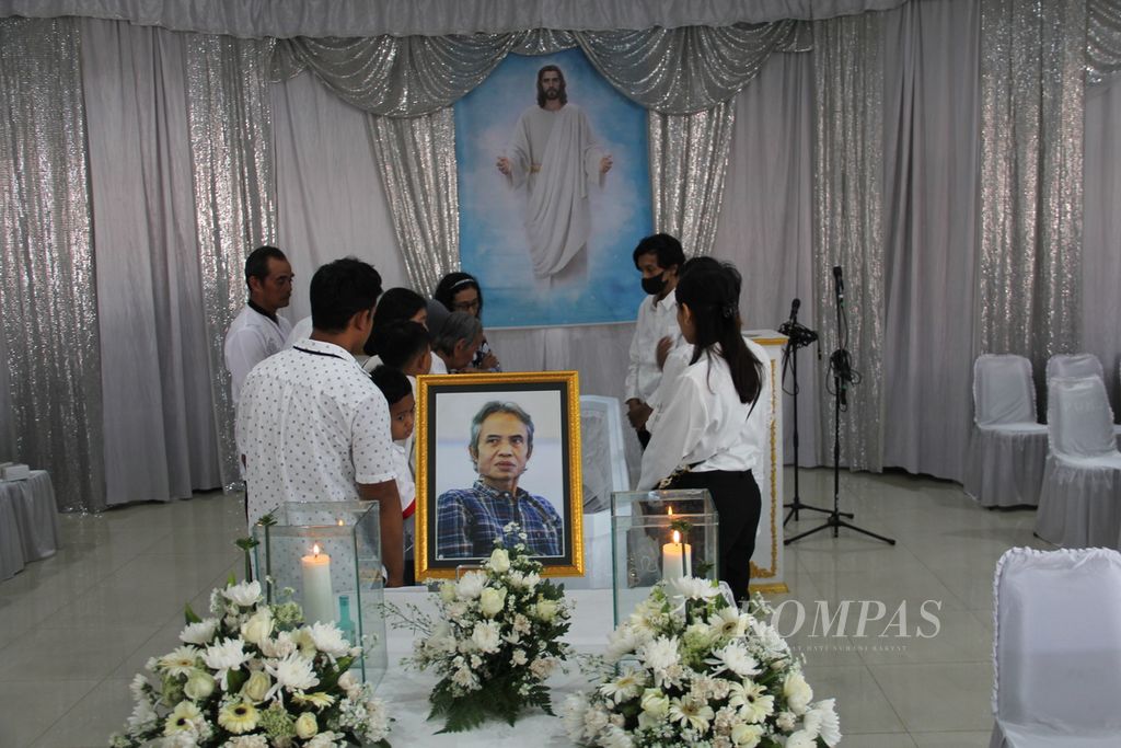 A number of people were praying near the body of poet Joko Pinurbo, which was laid in state at the PUKJ Funeral Home in Bantul Regency, Special Region of Yogyakarta on Saturday (27/04/2024). Joko Pinurbo passed away on Saturday morning at Panti Rapih Hospital, Yogyakarta.