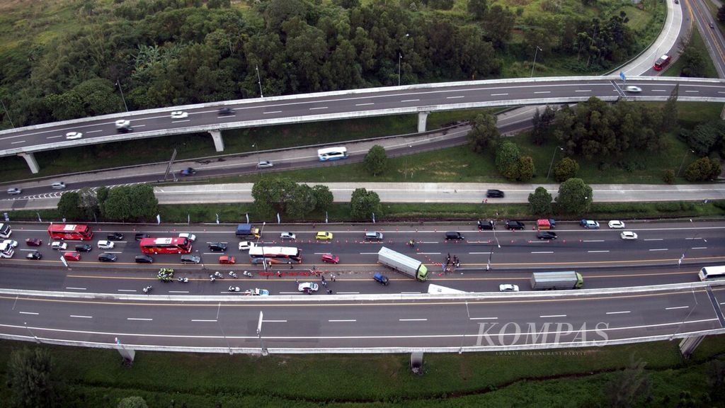 Rekayasa lalu lintas satu arah (<i>one way</i>) mulai diberlakukan di Kilometer 47 Jalan Tol Jakarta-Cikampek di Karawang, Jawa Barat, Kamis (29/4/2022) pukul 17.30.