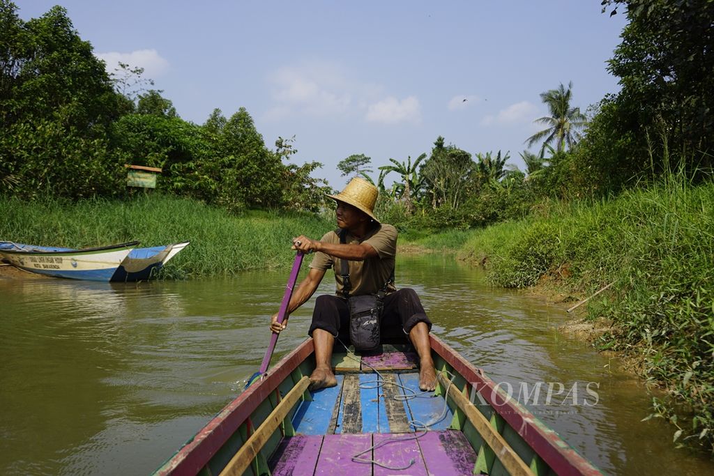 Warga menyusuri Sungai Karang Mumus di Kelurahan Lempake, Kota Samarinda, Kaltim, September 2019.