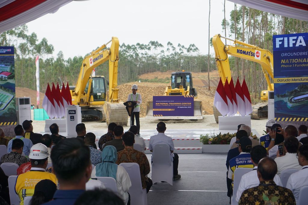 Presiden Joko Widodo memberi sambutan dalam kegiatan <i>groundbreaking</i><i>national training center</i> yang didukung pembiayaannya oleh FIFA di Ibu Kota Nusantara, Kalimantan Timur, Jumat (22/9/2023).