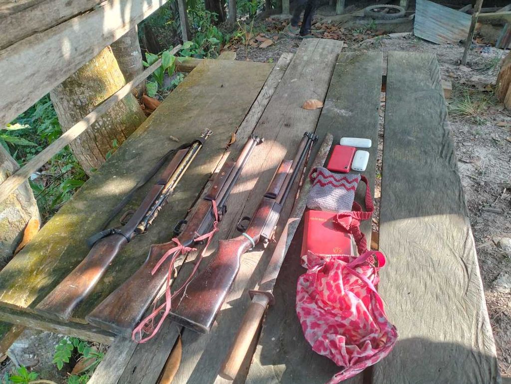 Sejumlah barang bukti yang diamankan anggota TNI-Polri saat menangkap Marthen Iba, simpatisan Kelompok Separatis Teroris (KST) Papua Barat, Minggu (24/9/2023). 