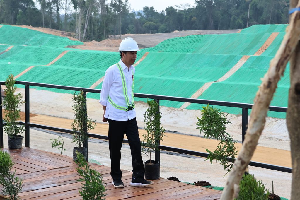 Presiden Joko Widodo meninjau pembangunan jalan tol IKN segmen KKT Karingau-Simpang Tempadung, Provinsi Kalimantan Timur, Rabu (1/11/2023). Pembangunan jalan tol sudah 55 persen.