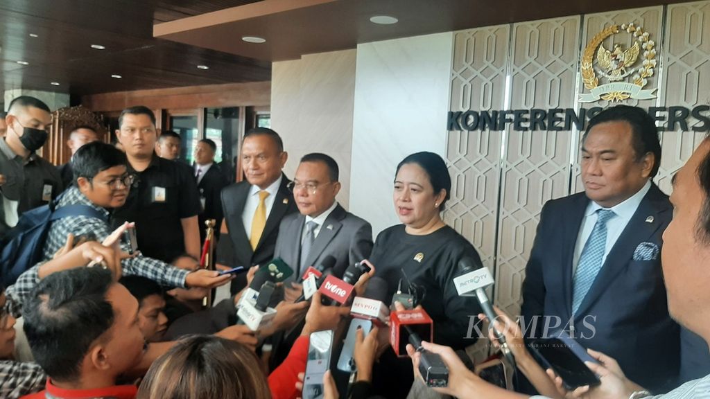 Ketua DPR Puan Maharani (tengah) memberikan keterangan pers seusai Rapat Paripurna DPR ke-14 masa persidangan IV tahun sidang 2023-2024, di Kompleks Parlemen,Senayan, Jakarta, Kamis (28/3/2024).