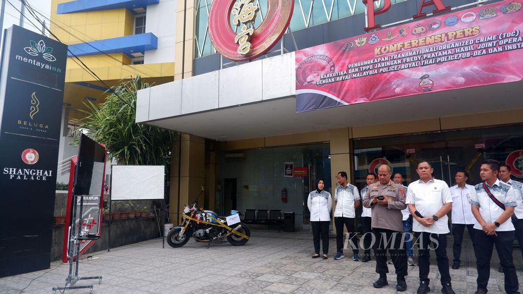 Polisi bersiap menggelar konferensi pers secara telekonferensi terkait tindak pidana narkotika dan pencucian uang yang dilakukan bandar narkoba Fredy Pratama di Banjarmasin, Kalimantan Selatan, Selasa (12/9/2023).