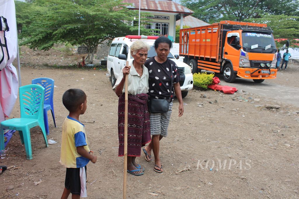 Warga lansia yang terdampak erupsi Gunung Lewotobi Laki-laki seusai memeriksa kesehatan di pos kesehatan Desa Konga, Kecamatan Titehena, Kabupaten Flores Timur, Nusa Tenggara Timur, Jumat (5/1/2023). 