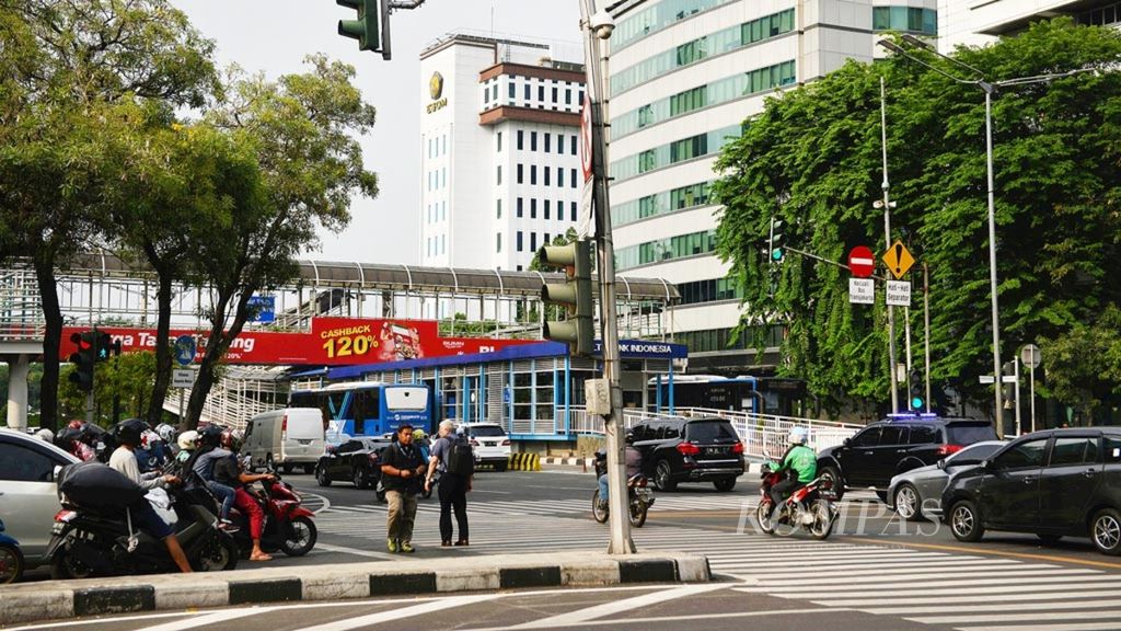 Kendaraan berhenti di belakang <i>zebra cross</i> di peremapatan Jalan Kebon Sirih dengan Jalan MH Thamrin, Jakarta, Rabu (31/10/2018). Mulai 1 November 2018, Polda Metro Jaya akan menerapkan tilang elektronik bagi pelanggar lalu lintas di Jalan MH Thamrin dan Sudirman. Tilang elektronik untuk pengguna roda dua maupun roda em pat ini menggunakan CCTV atau <i>electronic traffic law enforcement</i> (E-TLE). 