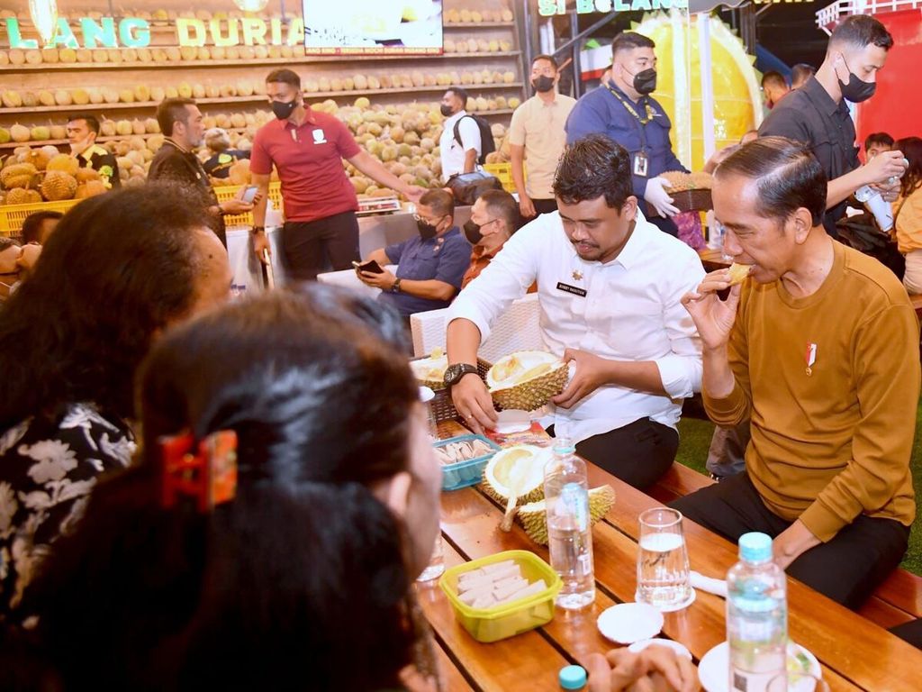 Presiden Joko Widodo saat makan durian bersama pemimpin redaksi sejumlah media massa, Rabu (8/2/2023).