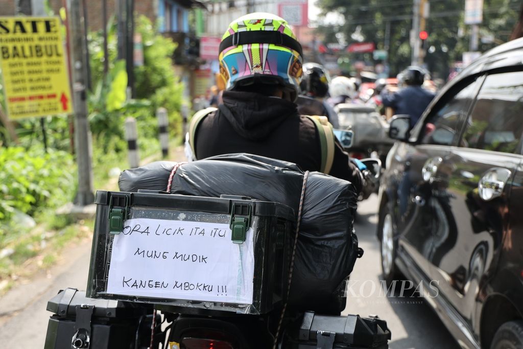 Seorang pemudik tujuan Blitar, Jawa Timur, melintasi Jalan Raya Yogyakarta-Surakarta di Kecamatan Prambanan, Klaten, Jawa Tengah, Jumat (5/4/2024). 