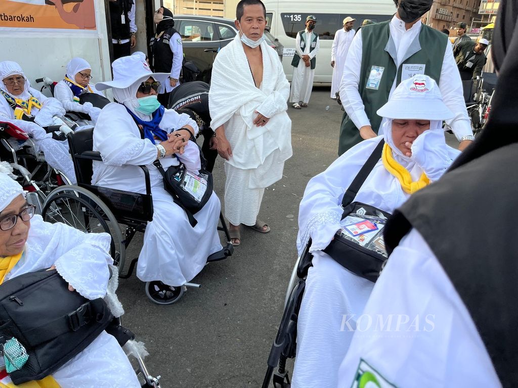 Sejumlah jemaah lanjut usia antre menggunakan layanan kursi roda di Terminal Syib Amir, sekitar kompleks Masjidil Haram, Mekkah, Arab Saudi, Jumat (24/5/2024) sore. 