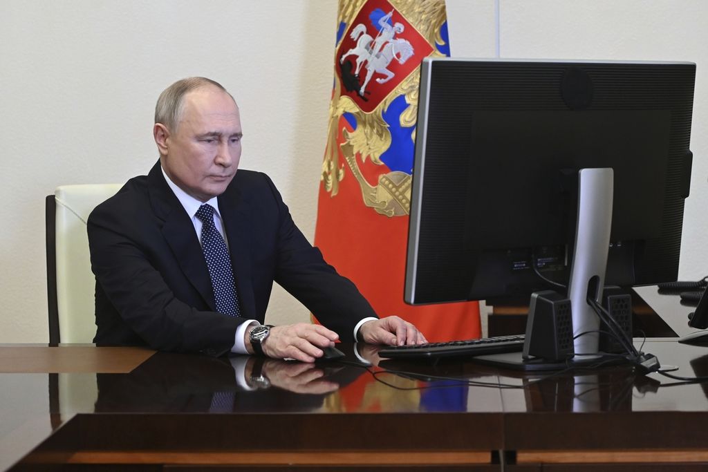 Presiden Rusia Vladimir Putin memberikan suaranya secara elektronik saat pemilihan presiden di kediaman negara Novo-Ogaryovo di luar Moskwa, Rusia, pada 15 Maret 2024.