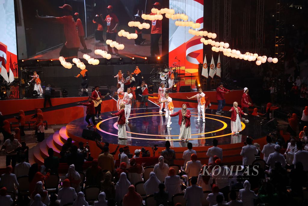 Hiburan lagu dan joget Go PKS Go ditampilkan dalam puncak peringatan Milad ke-20 PKS di Istora Senayan, Jakarta, Minggu (29/5/2022). Tema Milad ke-20 PKS yaitu "Kolabolarasi Melayani Indonesia". 