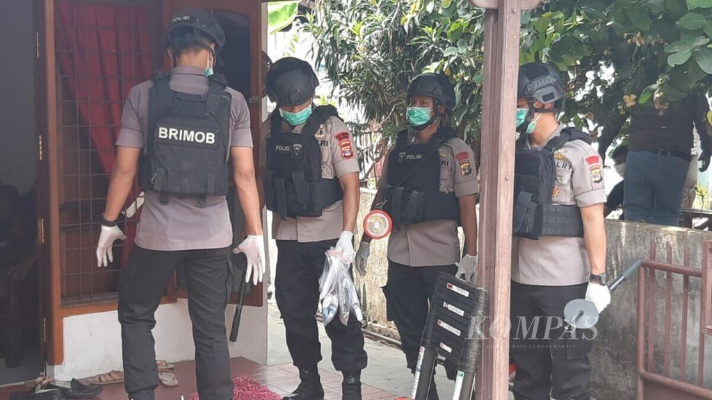 Tim Densus 88 Antiteror Polri kembali melakukan penggeledahan di sebuah rumah di Kelurahan Pelita, Kecamatan Enggal, Bandar Lampung, Lampung, Senin (21/10/2019). 