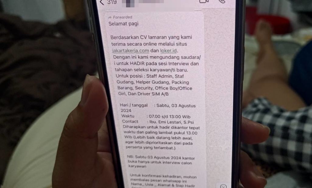 Undangan wawancara kerja yang dikirim lewat aplikasi pesan Whatsapp terindikasi sebagai penipuan. Syarat yang sangat sedikit, tetapi dengan iming-iming gaji besar disertai sejumlah fasilitas perlu diwaspadai oleh para pencari kerja. Foto diambil pada Rabu (21/8/2024).