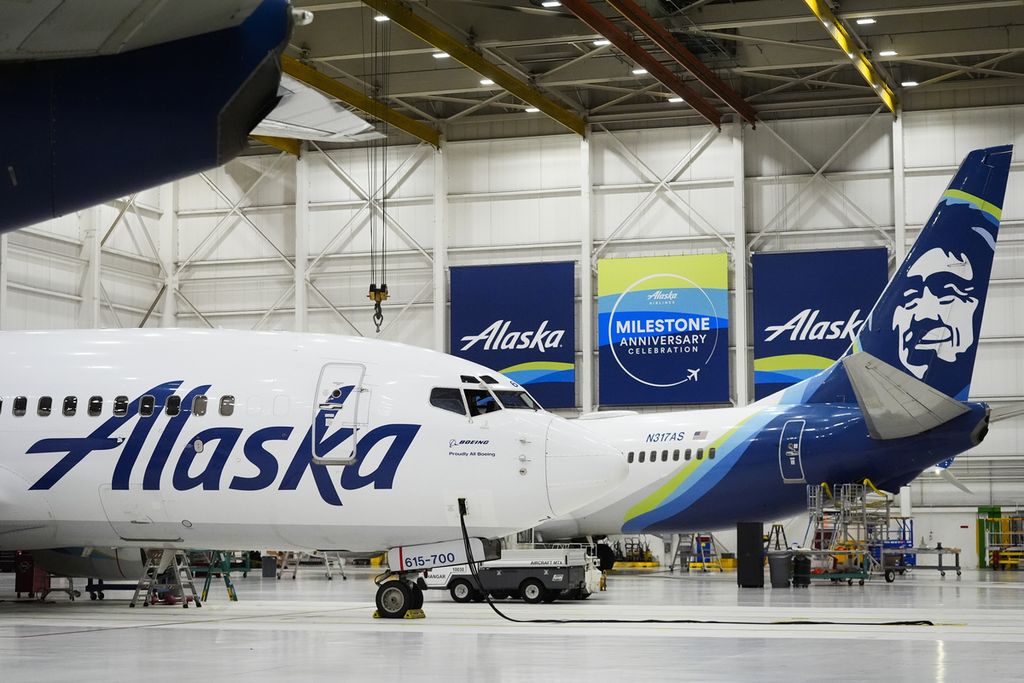 Pesawat Alaska Airlines diparkir di hanggar di Bandara Internasional Seattle-Tacoma, SeaTac, Washington, AS, pada 10 Januari 2024. 