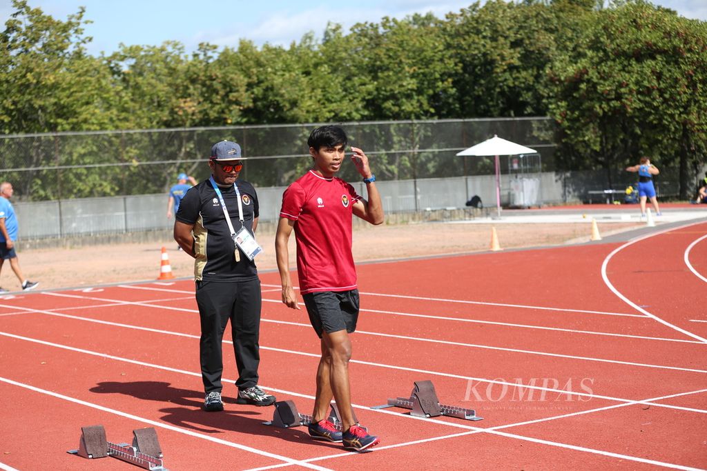 Sprinter difabel klasifikasi T37, Saptoyogo Purnomo, berlatih di lapangan latihan yang terletak di Ville De Saint-Ouen, Paris, Perancis, Sabtu (24/8/2024). Saptoyogo berlatih untuk persiapan Paralimpiade Paris 2024.