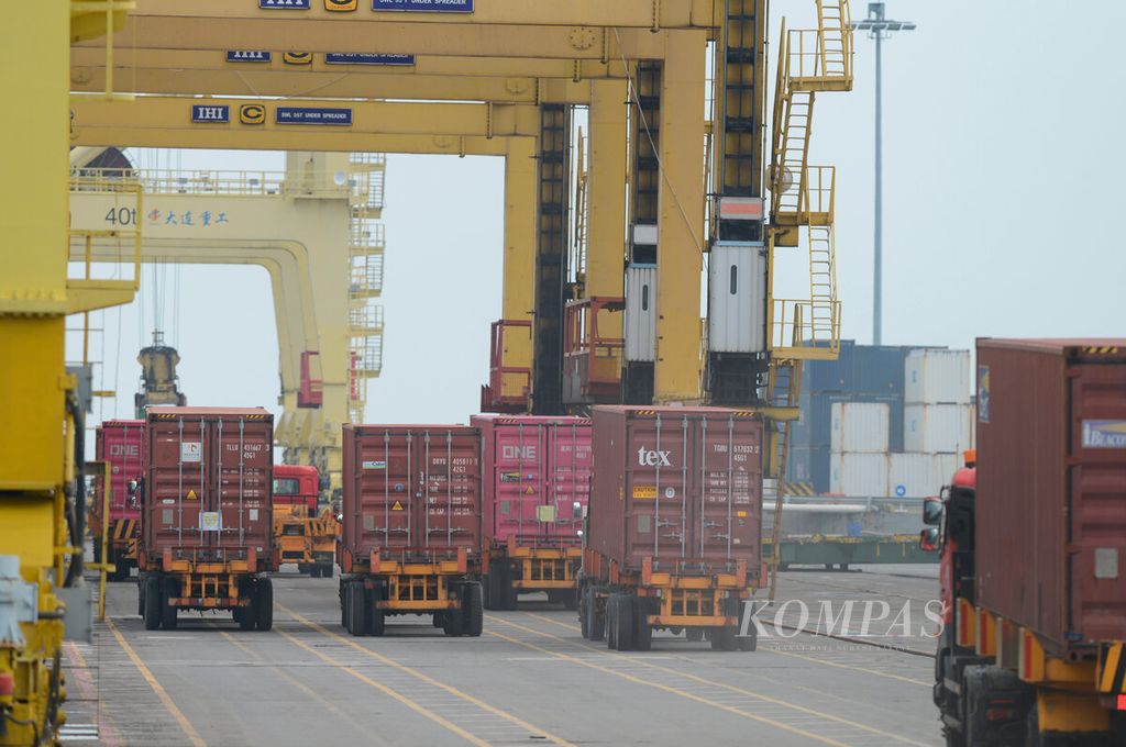 Antrean truk kontainer saat akan memindahkan muatan ke kapal pengangkut di Terminal Peti Kemas Semarang, Pelabuhan Tanjung Emas, Kota Semarang, Sabtu (6/4/2024). 