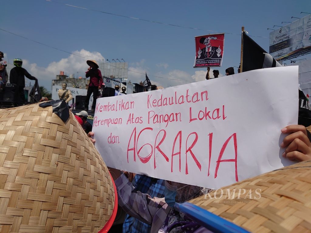 Sejumlah petani dari berbagai kabupaten dan kota di Lampung berunjuk rasa di depan Tugu Adipura, Kota Bandar Lampung, Selasa (27/9/2022). Mereka menuntut pemerintah menyelesaikan berbagai konflik agraria dan persoalan distribusi pupuk dan benih yang kerap menyusahkan petani.