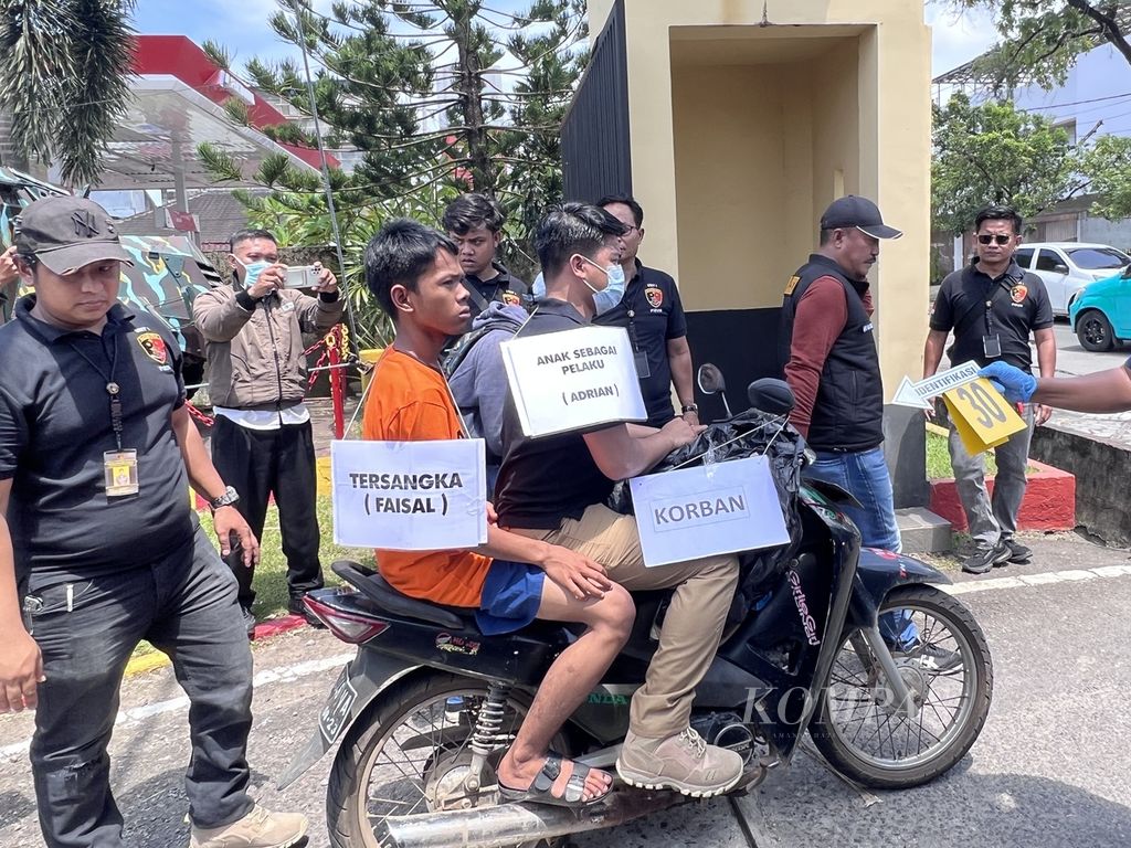 Salah satu pelaku penculikan dan pembunuhan anak di Makassar, F (18), melakukan adegan dalam rekonstruksi yang digelar di Mako Satuan Brimob Polda Sulsel, Selasa (17/1/2023). Polisi segera melimpahkan berkas perkara kasus ini ke kejaksaan.