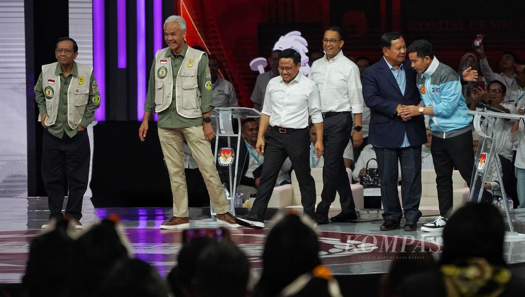 Tiga pasangan capres dan cawapres naik ke panggung di akhir acara Debat Keempat Calon Presiden dan Calon Wakil Presiden Pemilu 2024 di Jakarta Convention Center, Jakarta, Minggu (21/1/2024).