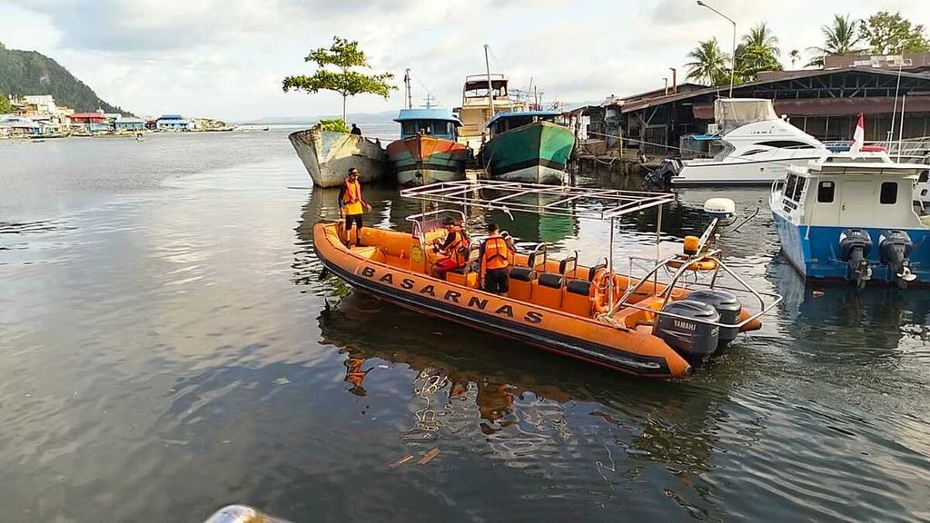 Tim gabungan SAR bersiap melakukan pencarian warga tengelam di Pantai Holtekamp, Jayapura, Papua, Senin (25/3/2024).