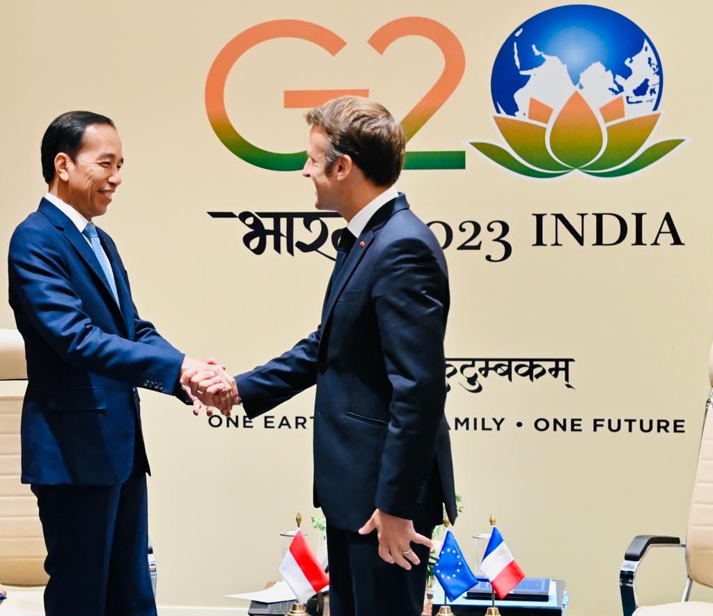 Presiden Joko Widodo bertemu secara bilateral dengan Presiden Perancis Emmanuel Macron di Bharat Mandapam, International Exhibition cum Convention Centre (IECC), Pragati Maidan, New Delhi, India, Sabtu (9/9/2023).
