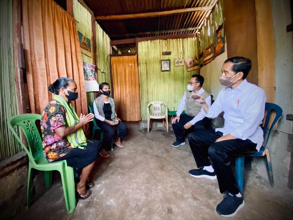 Presiden Joko Widodo meninjau rumah warga di Desa Kasetnana, Kabupaten Timor Tengah Selatan, Nusa Tenggara Timur, Kamis (24/3/2022). Presiden juga berdialog dengan warga. Di kabupaten ini, angka tengkes (<i>stunting</i>) masih cukup tinggi. Setidaknya 48 dari 100 balita mengalami tengkes.
