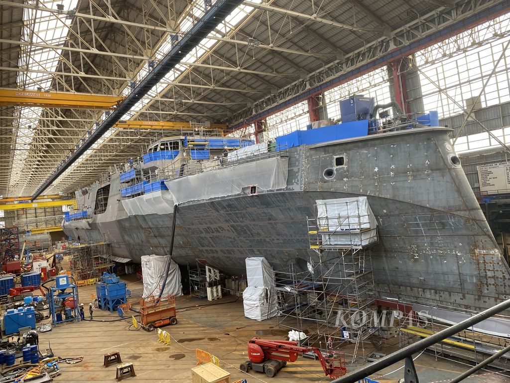 Penggabungan bagian-bagian kapal Belharra, Jumat (16/9/2022), di pabrik Naval Group, Lorient, Perancis.