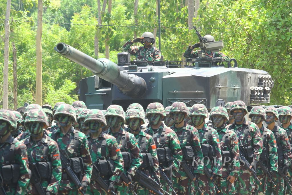 Prajurit TNI Angkatan Darat bersama tank Leopard unjuk gigi seusai latihan bersama Singapore Armed Forces (SAF/Angkatan Darat Singapura) di Situbondo, Jawa Timur, Senin (19/11/2018). Latihan bersama bertajuk Safkar Indopura 2018 diharapkan dapat meningkatkan kemampuan dan profesionalisme prajurit di satuan masing-masing.