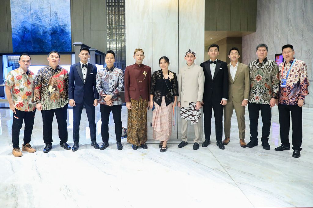 Kontingen Indonesia saat menghadiri acara makan malam yang dihadiri para peserta turnamen Final BWF World Tour 2023 di Hangzhou, China, Senin (11/12/2023).