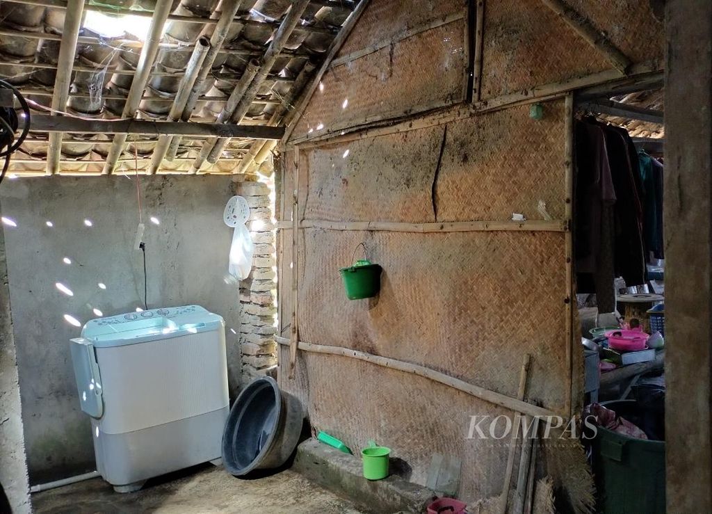 Kondisi ruangan bagian belakang dari rumah Sugiman (79), salah seorang penerima bantuan Program Keluarga Harapan (PKH), di Desa Birit, Kecamatan Wedi, Kabupaten Klaten, Kamis (27/7/2023).