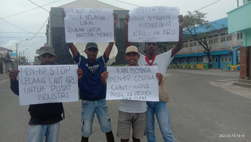 Aksi penolakan terhadap rencana penerapan sistem kontrak penangkapan ikan  di Laut Aru dan Laut Arafura. Aksi itu berlangsung di Dobo, Kabupaten Kepulauan Aru, Maluku, Selasa (15/3/2022).