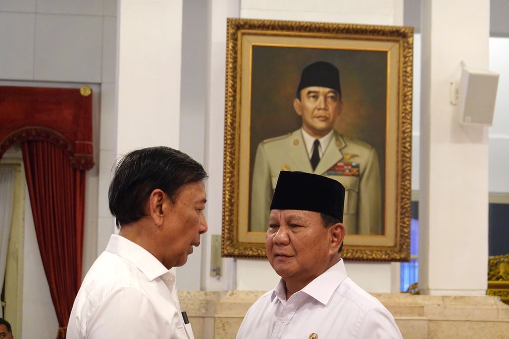 Menteri Pertahanan Prabowo Subianto berbincang dengan anggota Dewan Pertimbangan Presiden, Wiranto, di Istana Merdeka, Jakarta Senin (11/12/2023). 