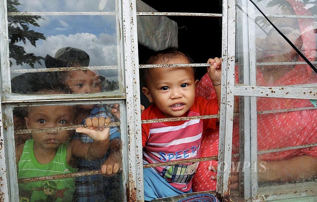 Sejumlah anak  pengungsi Marawi mengintip dari balik jendela tempat penampungan di Barangay (setara kelurahan)  Bito Buadi Itowa, kota Marawi, Pulau Mindanao, Filipina selatan, Kamis (6/7). Selain memakan banyak korban jiwa, konflik bersenjata di Marawi juga menyengsarakan anak-anak.