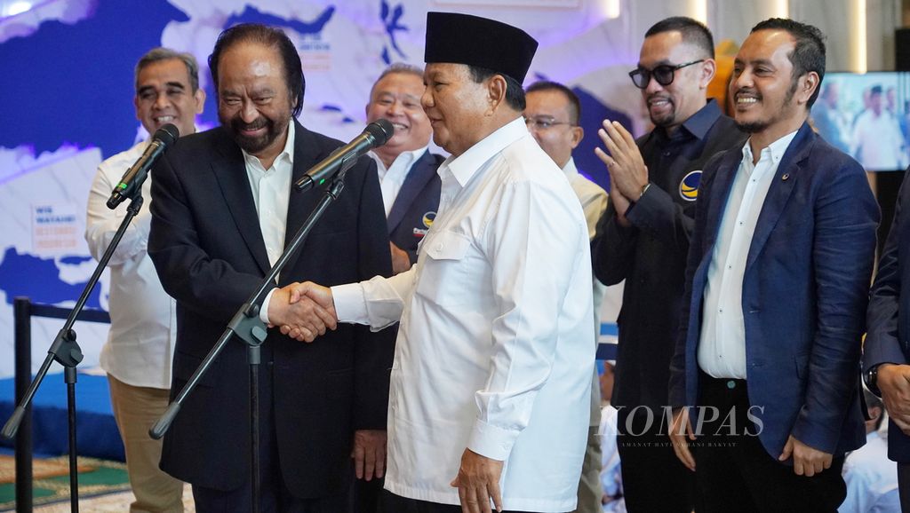 Ketua Umum Partai Nasdem Surya Paloh bersalaman dengan presiden terpilih Prabowo Subianto saat menggelar konferensi pers setelah melakukan pertemuan di Nasdem Tower, Jakarta, Jumat (22/3/2024).