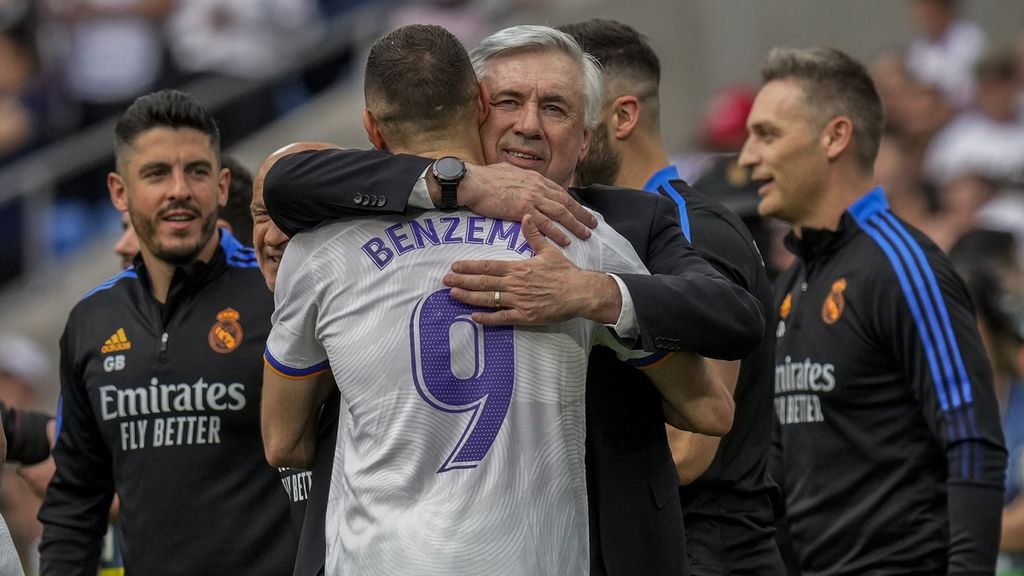 Pelatih Real Madrid Carlo Ancelotti memeluk striker senior Karim Benzema seusai laga pekan ke-34 Liga Spanyol antara Real Madrid dan Espanyol di Stadion Santiago Bernabeu, Madrid, Sabtu (20/4/2022) malam. Kemenangan atas Espanyol memastikan Real merebut gelar juara La Liga untuk ke-35 kalinya. 
