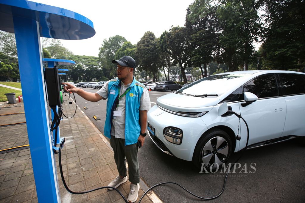 Petugas PLN mengisi daya kendaraan listrik di stasiun pengisian kendaraan listrik umum yang disiapkan untuk kegiatan Indonesia International Sustainability Forum 2024 di kompleks Stadion Utama Gelora Bung Karno, Senayan, Jakarta Pusat, Jumat (6/9/2024). 