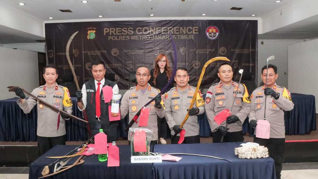 Barang bukti berupa senjata tajam dan minuman beralkohol dari pengungkapan kasus tindak pidana kekerasan jalan atau tawuran oleh Polres Metro Jakarta Timur, Senin (6/2/2024).
