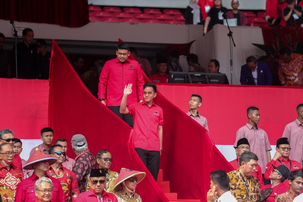 Wali Kota Solo Gibran Rakabuming Raka (bawah) bersama Wali Kota Medan Bobby Nasution turut hadir di acara Puncak Peringatan Bulan Bung Karno di Gelora Bung Karno, Jakarta, Sabtu (24/6/2023). 