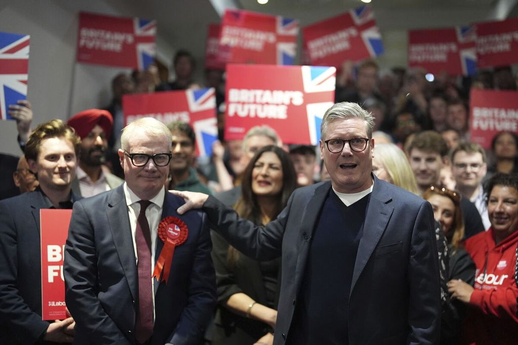 Ketua Partai Buruh Sir Keir Starmer (kanan) merayakan kemenangan wali kota terpilih West Midlands, Richard Parker (depan, kedua dari kiri), di International Convention Centre, Birmingham, Inggris, 4 Mei 2024. 