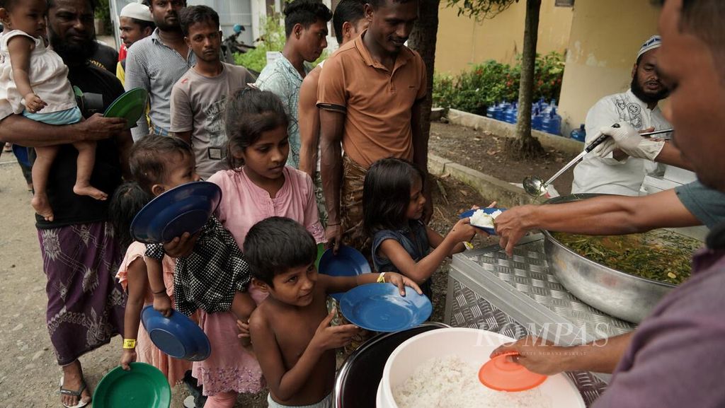 Pengungsi anak-anak turut mengantre pembagian makan siang di tempat penampungan pengungsi Rohingya di Yayasan Mina Raya, Kecamatan Padang Tiji, Kabupaten Pidie, Aceh, Kamis (23/11/2023). 