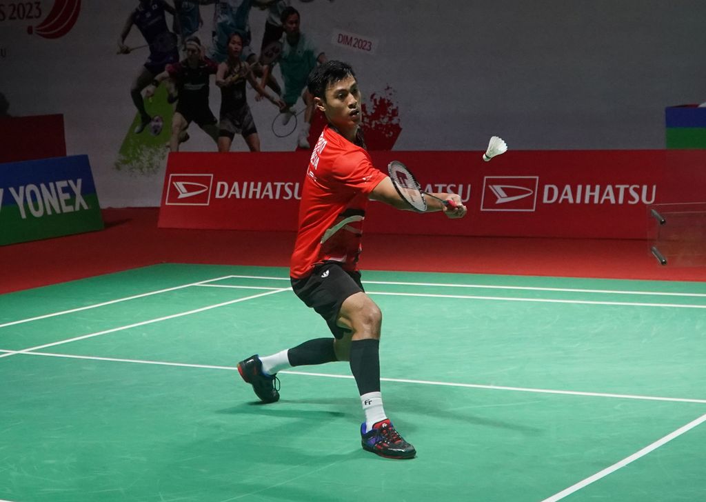 Tunggal putra Indonesia, Shesar Hiren Rhustavito berhasil mengalahkan tunggal putra India, Kidambi Srikanth dua gim langsung, 21-10 dan 24-22 pada babak pertama gelaran Daihatsu Indonesia Masters 2023, Rabu (25/1), di Istora Senayan Jakarta. 