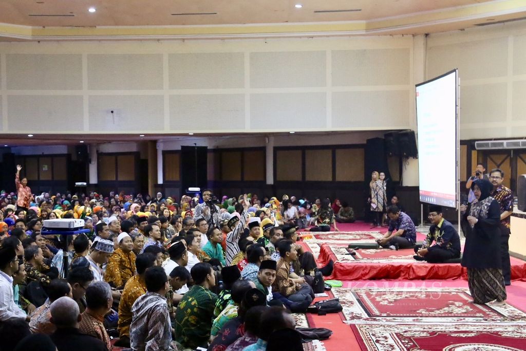 Wali Kota Surabaya Tri Rismaharini pada Jumat (18/5/2018) mengumpulkan guru agama SD dan SMP se-Surabaya di Convention Hall Jalan Arief Rahman Hakim, Surabaya.
