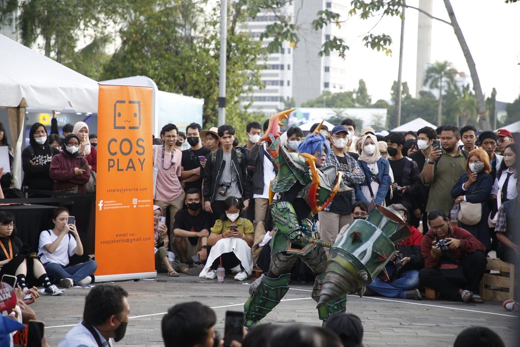 <i>Cosplayer</i> tampil dalam Kompasfest 2023: Creation di Senayan Park, Jakarta, Minggu (18/6/2023). Harian <i>Kompas </i>kembali menyelenggarakan Kompasfest yang telah memasuki tahun ketiga pada tahun ini.
