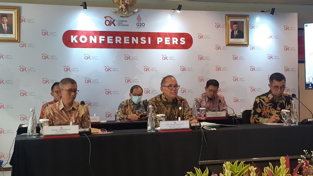 Kepala Eksekutif Pengawas Industri Keuangan Non-Bank (IKNB) Otoritas Jasa Keuangan (OJK) Ogi Prastomiyono (tengah depan) dalam jumpa pers soal perkembangan IKNB, di Kantor OJK, Jakarta, Selasa (13/9/2022). 